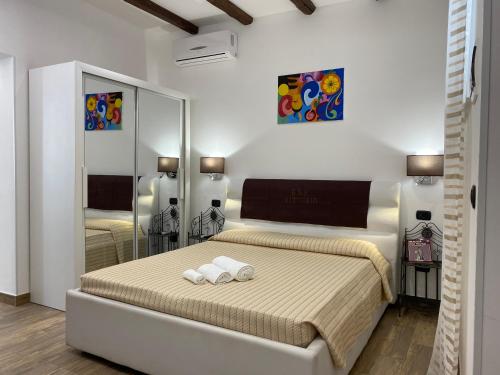 锡拉库扎Appartamenti Vittoria的一间卧室配有一张床,上面有两条毛巾