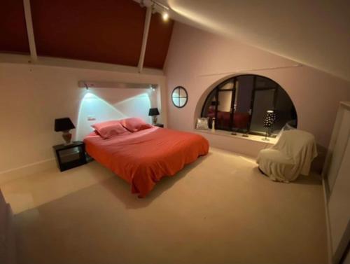 图尔昆Le jacuzzi de Marie的一间卧室配有床和圆镜子
