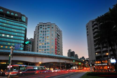 台北大湖璞旅的一条城市街道,晚上有汽车和建筑
