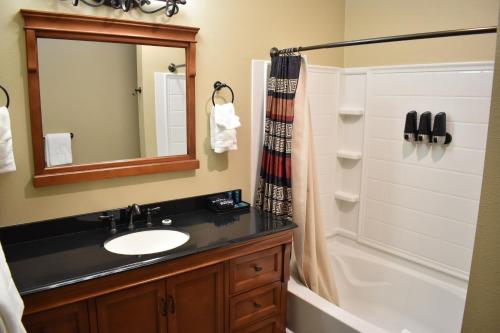 圣安东尼Silver Horseshoe Inn的一间带水槽、浴缸和镜子的浴室