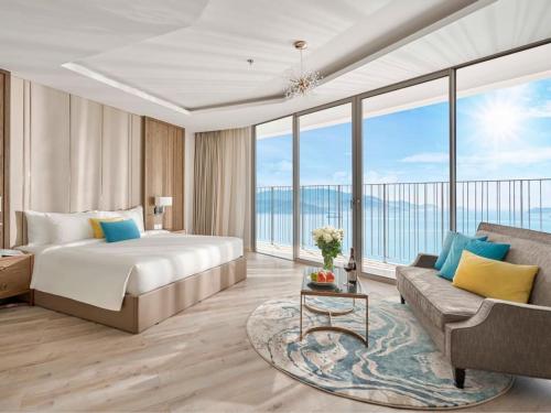芽庄Panorama Nha Trang Ocean view by HDG的酒店客房,配有床和沙发
