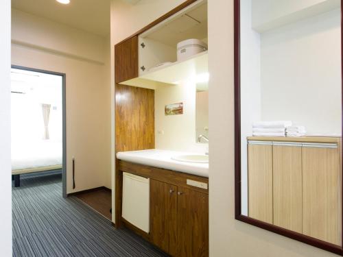 东京FLEXSTAY 常盤台旅馆的一间带水槽和镜子的浴室