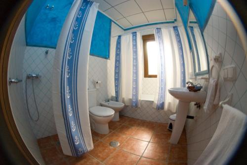 La Zarza埃尔艾里罗乡村酒店的一间带卫生间、水槽和镜子的浴室