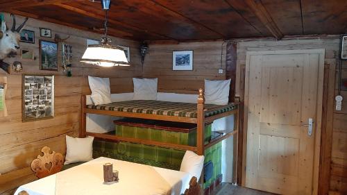 德弗雷根谷地圣雅各布Pension Fürhapter mit Bio- Bauernhof的小屋内一间卧室配有一张双层床