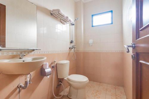 万隆Cihampelas Hotel 2 Mitra RedDoorz的一间带卫生间和水槽的浴室