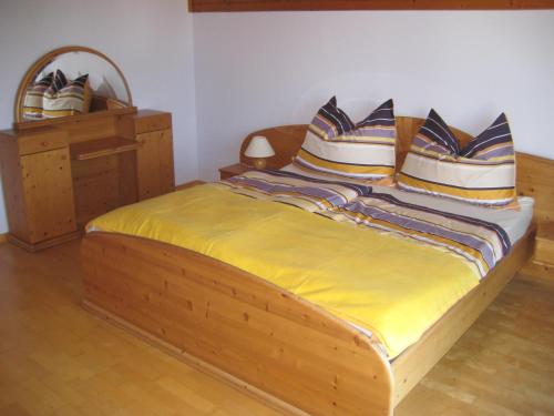 安嫩海姆Villa Burgblick的一间卧室配有一张带枕头和镜子的木床