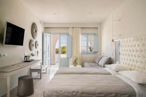 费拉格雷科Spa度假酒店的一间卧室配有一张大床和一张书桌