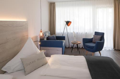 阿尔皮尔斯巴赫罗索尔酒店的酒店客房,配有一张床和两把椅子