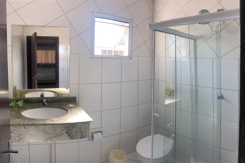 巴拉奈里奥-坎布里乌GUINZA的一间带水槽和玻璃淋浴的浴室