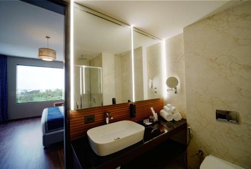 印多尔Essentia Luxury Hotel Indore的相册照片