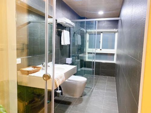 马公澎湖日記 PenghuDiary的浴室配有卫生间、盥洗盆和淋浴。