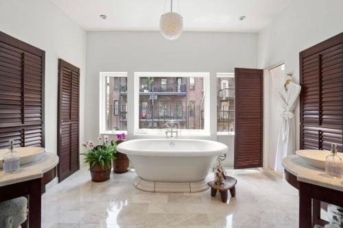 波士顿Clarendon Square的一间带两个盥洗盆和大浴缸的浴室