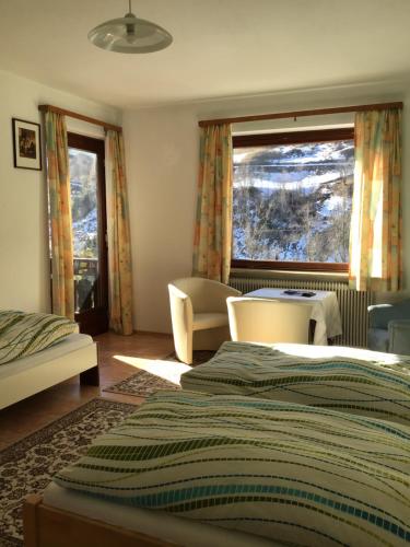 大基希海姆Guesthouse Mountain View的一间卧室配有一张床、一张沙发和一个窗口