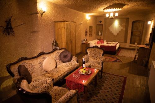 于尔居普7 Oda Kapadokya Cave Hotel的客厅配有沙发和桌子