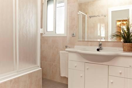 坎布里尔斯Homing Cambrils 23的白色的浴室设有水槽和镜子