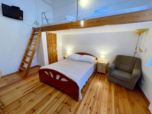 Jasionowo雅思恩诺伊加酒店的一间卧室配有一张床、梯子和椅子