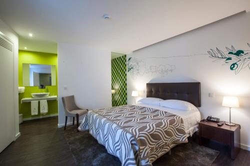 托里迪蒙科尔武多纳玛丽亚·路易莎住宿加早餐旅馆的酒店客房设有一张大床和一个水槽