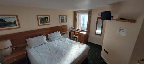 福哈伯斯戈登纹章酒店的酒店客房,配有床和电视