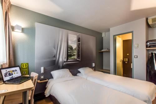 B&B HOTEL Alencon Nord客房内的一张或多张床位