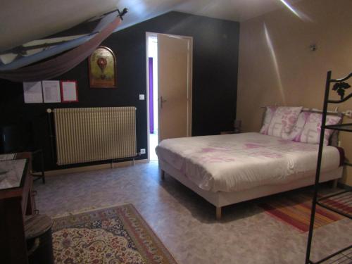 Saint-Ouen-les-Vignessuite familiale 2 chambre的一间卧室配有一张床,另一间卧室配有加热器