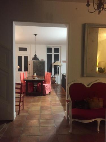 Mortagne-sur-GirondeLa Maison du Port的用餐室以及带桌椅的起居室。