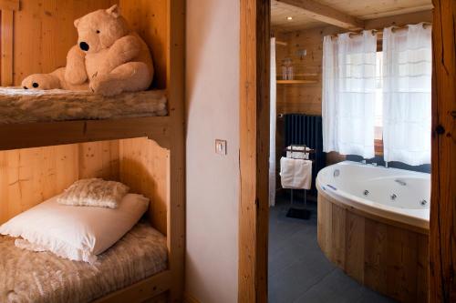 大博尔南Chalet-Hôtel Les Cimes的一间带双层床和泰迪熊的浴室