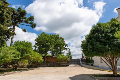 加里波第Pousada dos Frades的一座有树木和建筑的停车场
