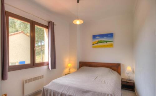 CarbucciaGîtes Carbuccia en Corse avec piscine chauffée的一间卧室设有一张床和一个窗口