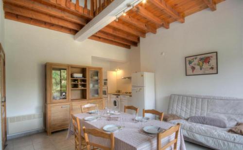 CarbucciaGîtes Carbuccia en Corse avec piscine chauffée的客厅配有桌子和沙发