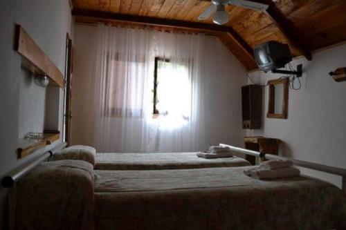 本塔纳山村阿利胡恩酒店的一间卧室设有两张床和窗户。