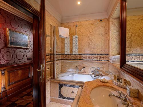 威尼斯Bellevue Luxury Rooms - San Marco Luxury的带浴缸和盥洗盆的浴室