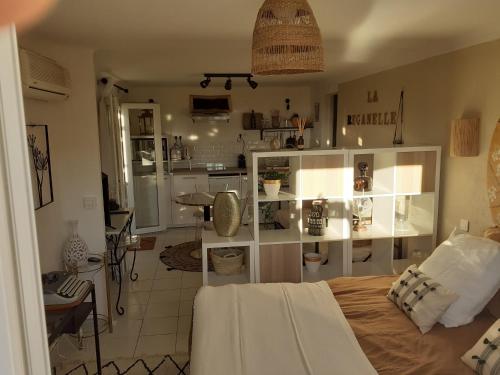 博尔马斯·莱斯·米默萨斯Le petit atelier的一间卧室配有一张床,另一间卧室配有厨房