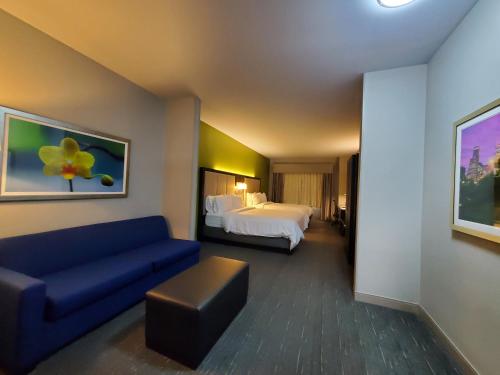 皮尔兰皮尔兰智选假日酒店的酒店客房设有一张沙发和一张床