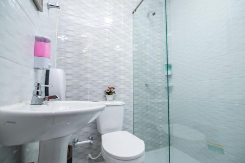 卡塔赫纳Scalea Di Mare Hotel的浴室配有卫生间、盥洗盆和淋浴。
