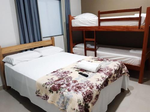 萨利诺波利斯Hotel Brio的一间卧室配有两张双层床和遥控器