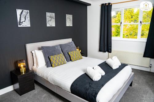 赫默尔亨普斯特德The Marina View by Sambridge Stays的一间卧室配有带白色床单和枕头的床。