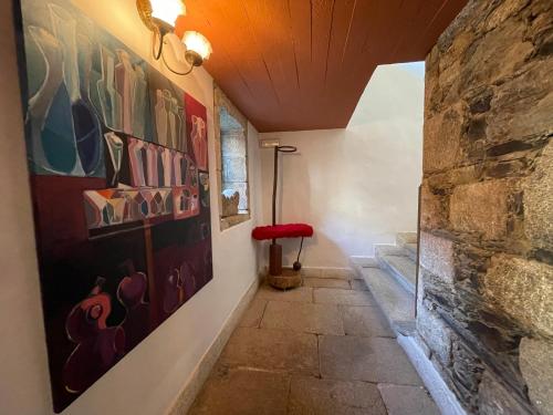 Oza dos Ríos莱克托拉尔德辛斯酒店的墙上挂有画作的走廊和红色长凳