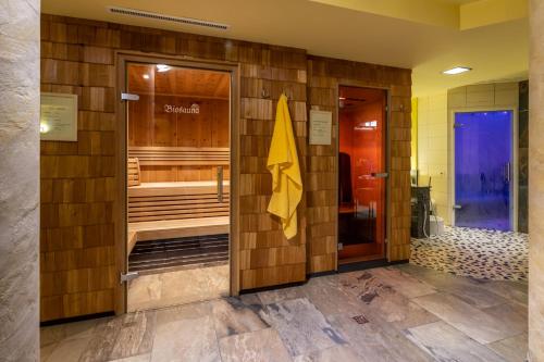 豪尔兹高嘎斯霍夫巴林酒店的一间带木墙和桑拿浴室的浴室