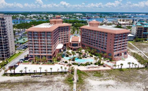 奥兰治比奇Perdido Beach Resort的享有带游泳池和建筑的度假村的空中景致