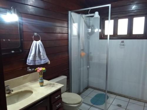 巴乌鲁Família Capetti的带淋浴、卫生间和盥洗盆的浴室