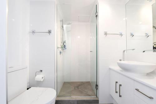 卡伦德拉先得坊卡朗德拉公寓的白色的浴室设有卫生间和水槽。
