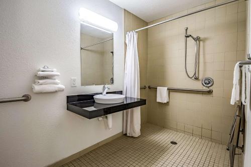 盐湖城西机场6号汽车旅馆的一间浴室