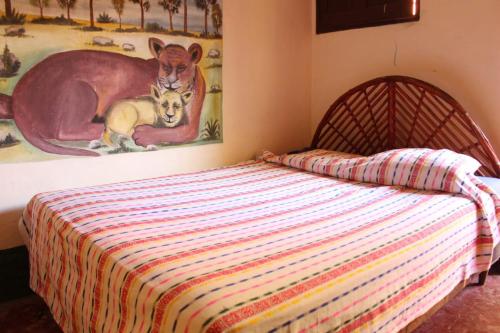 埃尔莱马特Hotel Bruno's Place的一间卧室配有一张床,画着袋鼠