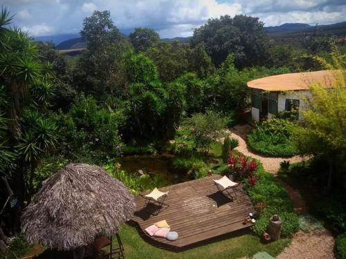 戈亚斯州上帕莱索Pousada Paralelo 14的享有花园的空中景致,设有木甲板