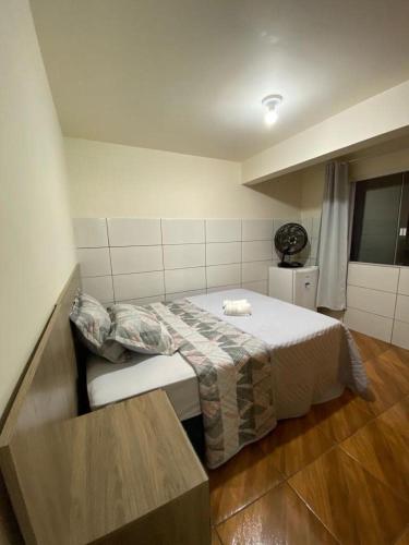 特雷齐蒂利亚斯Hospedaria São José的一间小卧室,配有一张床和一张桌子