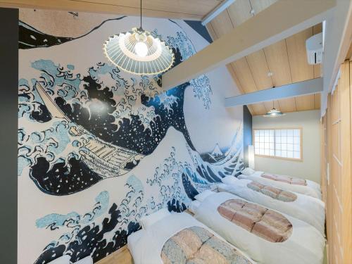东京YADOYA 根岸的一间房间,配有两张带海啸壁画的床