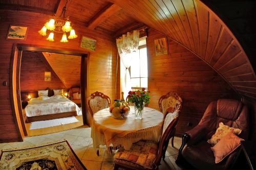 利托斯基简Apartmánový dom Slniečko的卧室配有桌子和一张位于客房内的床