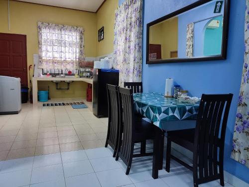 Rantau PanjangRiverview Homestay - Homestay Tepi Sungai Golok的一间配备有蓝色桌子和椅子的用餐室