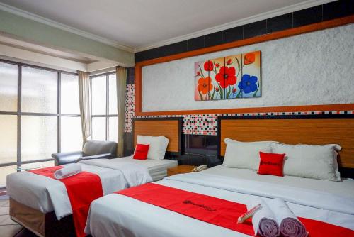 RedDoorz Plus near Amplaz Yogyakarta客房内的一张或多张床位