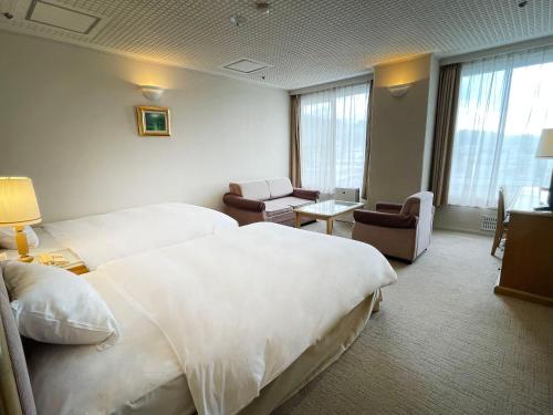 白滨白浜奇特莱斯希莫尔酒店的酒店客房带两张床和一个客厅